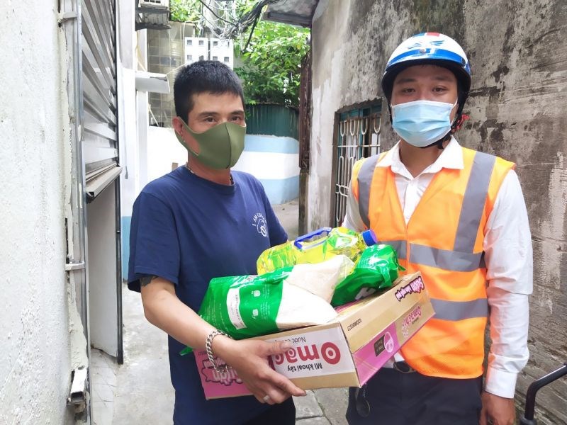Anh Việt phân phát nhu yếu phẩm cho người bị ảnh hưởng do Covid-19