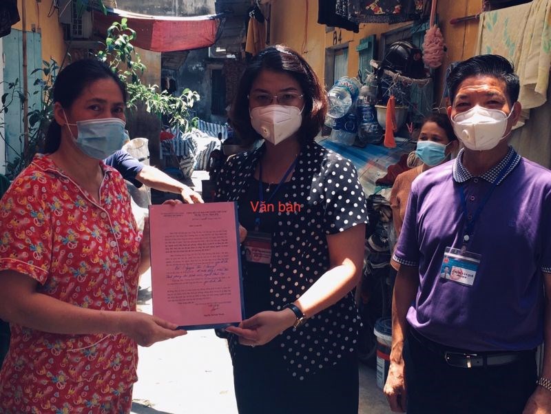 Bí thư Đảng ủy phường Mỹ Đình 1 Nguyễn Thị Minh Nguyệt gửi thư cảm ơn đến đại diện gia đình bà Nguyễn Thị Nhung đã hỗ trợ kịp thời lao động tự do