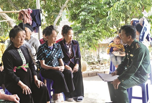 Chiến lược 2021-2030 sẽ tiếp tục nâng cao nhận thức về năng lực lãnh đạo của phụ nữ. Ảnh: Một buổi phổ biến kiến thức của bộ đội biên phòng cho các nữ Đảng viên tại huyện Thanh Luông, tỉnh Điện Biên. Ảnh Quỳnh Anh