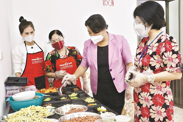 Đồng chí Nguyễn Thị Thu Thủy thăm bếp ăn ấm tình của Hội LHPN phường Điện Biên