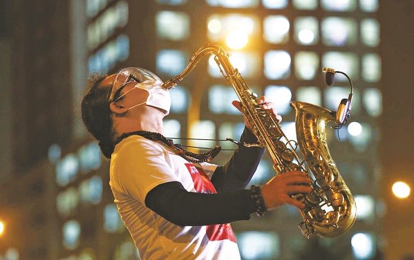 Nghệ sĩ saxophone Trần Mạnh Tuấn biểu diễn tại bệnh viện dã chiến thu dung số 3