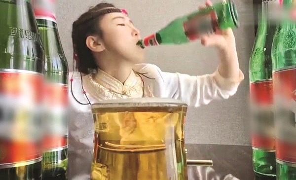 Một cô gái phát trực tiếp cảnh uống bia tại Trung Quốc