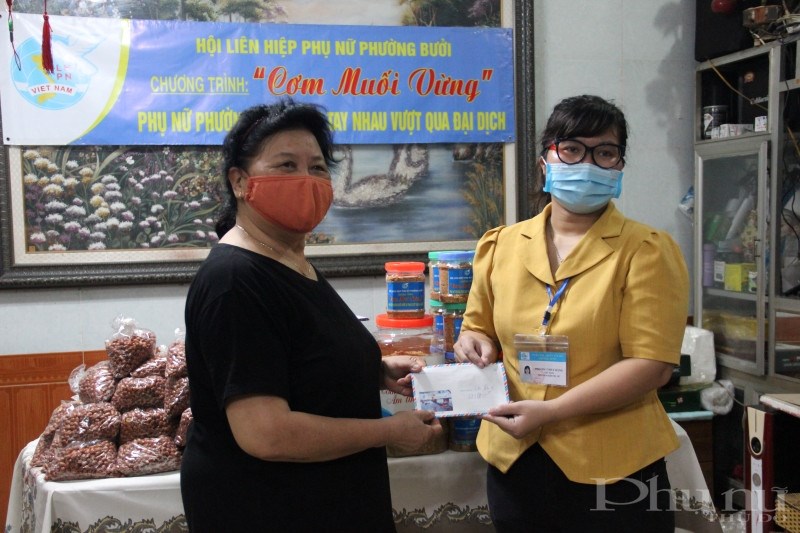 Chi hội Phụ nữ số 6 - Hội LHPN phường Bưởi góp kinh phí mua lạc, muối ủng hộ chương trình.