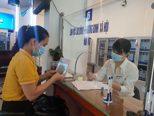 Người lao động nhận hỗ trợ tại bộ phận một cửa của quận Hà Đông, TP Hà Nội