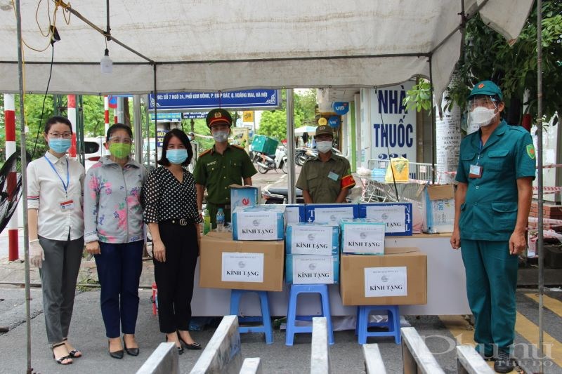 Hội LHPN quận Hoàng Mai gửi tặng kính chống giọt bắn, nước sát khuẩn, nước lọc, sữa cho các lực lượng thực hiện chực trốt tại ngõ 24 Kim Đồng.