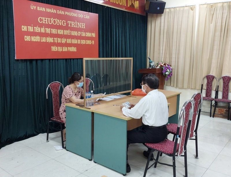 UBND phường Đội Cấn, quận Ba Đình chi trả chế độ cho người dân theo Nghị quyết 68