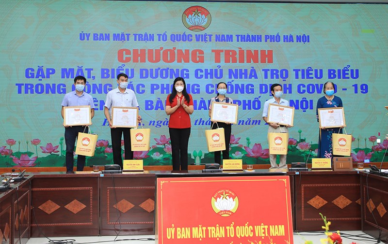 Chủ tịch Ủy ban MTTQ Việt Nam Nguyễn Lan Hương biểu dương cho các chủ nhà trọ tiêu biểu trên địa bàn TP Hà Nội.