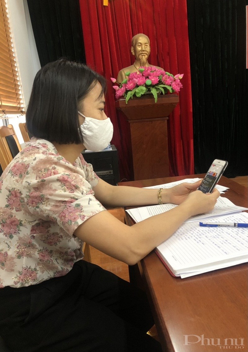 Chị em cán bộ, hội viên phụ nữ huyện Đông  Anh  tham gia hội nghị trực tuyến trên fanpage Hội LHPN Hà Nội