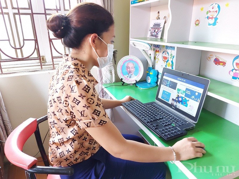 Các cán bộ hội viên phụ nữ huyện Phú Xuyên tham gia hội nghị  trực tuyến tại  gia đình trong thời gian thưc hiện giãn cách xã hội