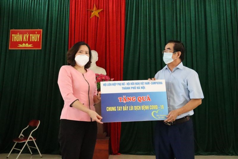 Đồng chí Lê Kim Anh trao tặng 50 suất quà đến các cựu binh tình nguyện thuộc Chi hội Hữu nghị Việt Nam – Campuchia, huyện Thanh Oai.