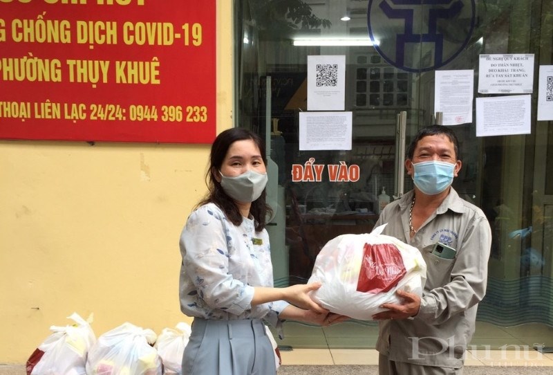 Nữ lao động phường Thụy Khuê nhận quà hỗ trợ của Hôi LHPN quận Tây Hồ.