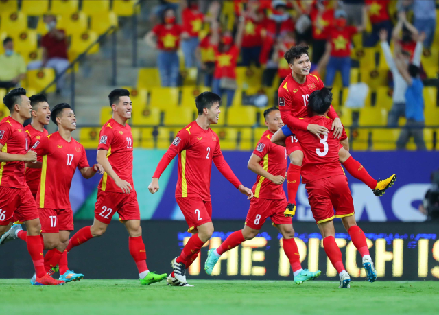 Các cầu thủ Việt Nam ăn mừng bàn thắng sớm của Quang Hải. Ảnh: VFF