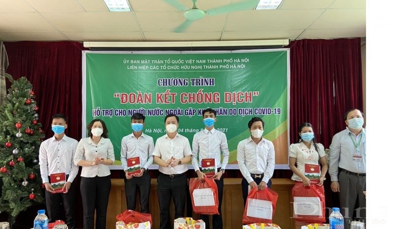 Chủ tịch Hội LHPN Việt Nam TP Hà Nội và Phó Chủ tịch Ủy ban MTTQ Việt Nam TP Hà Nội Nguyễn Sỹ Trường trao hỗ trợ cho các sinh viên nước ngoài