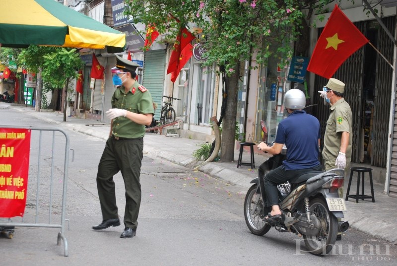 Lực lượng chức năng kiểm soát tại chốt trực trên địa bàn phường Thanh Xuân Trung.