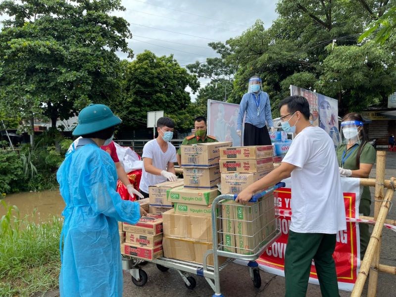 Chị Lại Hà Phương, Chủ tịch Hội LHPN quận Hà Đông (người mặc áo bảo hộ) vận chuyển quà tặng đến các khu cách ly