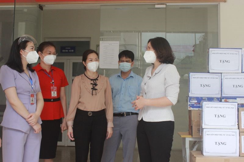 Chủ tịch Hội LHPN TP Hà Nội Lê Kim Anh thăm hỏi, động viên các cán bộ lãnh đạo quận Thanh Xuân và phường Thanh Xuân Nam trong công tác phòng, chống dịch bệnh Covid-19