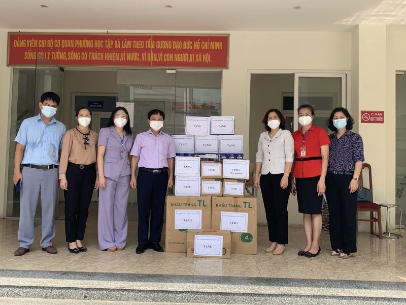 Lãnh đạo Hội LHPN TP Hà Nội trao những phần quà cho các lực lượng tuyến đầu chống dịch tại phường Thanh Xuân Nam, quận Thanh Xuân, Hà Nội.