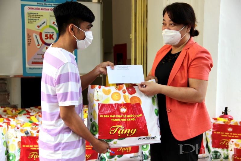 Đồng chí Nguyễn Thị Thu Thủy tặng quà và động viên các lưu học sinh Campuchia yên tâm học tập, vượt qua đại dịch Covid-19.