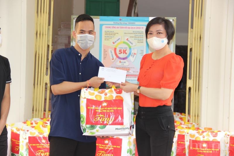 Đồng chí Trần Thị Phương trao quà cho lưu học sinh Campuchia đang theo học tại ĐH Kinh tế Quốc dân.