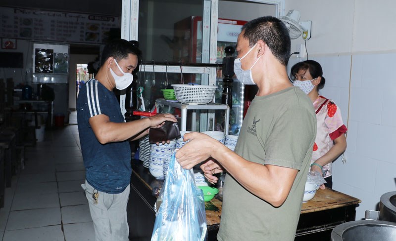 Quán cơm, phở ven đường Cổ Bi (xã Cổ Bi, huyện Gia Lâm) mở cửa bán hàng mang về cho khách.