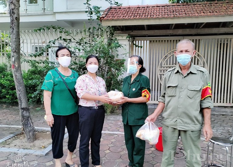 Hội LHPN phường Giang Biên tặng bữa sáng cho các chốt kiểm soát