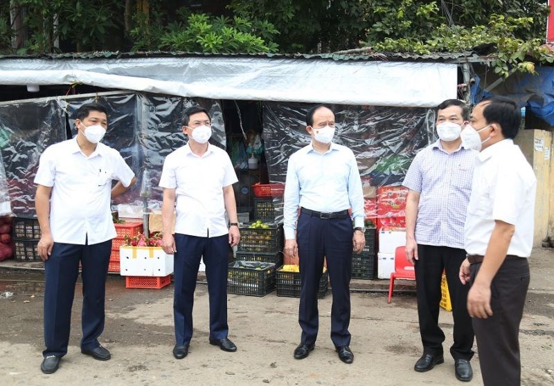 Đoàn công tác kiểm tra thực tế tại chốt kiểm soát phòng chống dịch khu vực chợ Vồi, huyện Thường Tín