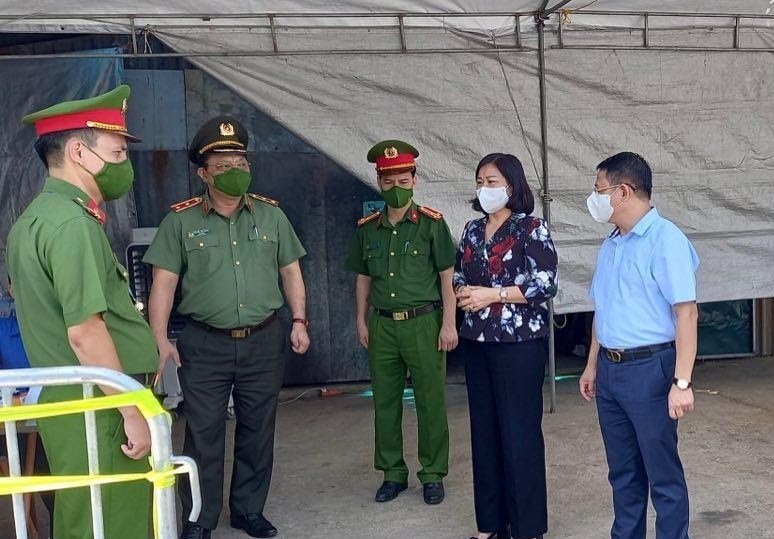Phó Bí thư Thường trực Thành ủy Hà Nội Nguyễn Thị Tuyến kiểm tra chốt kiểm soát dịch covid -19 tại xã Tiền Phong