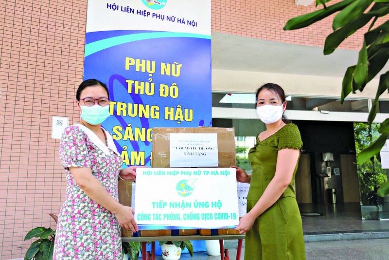 NTK Hoàng Ly trao tặng áo điều hoà cho Hội LHPN Thành phố Hà Nội