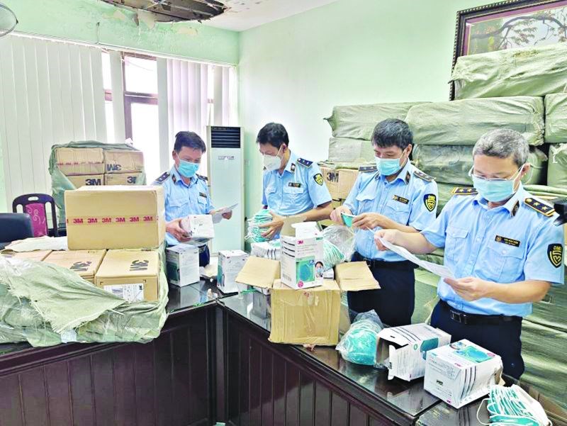 Lực lượng chức năng kiểm tra kho hàng vi phạm tại Phù Lỗ, huyện Sóc Sơn