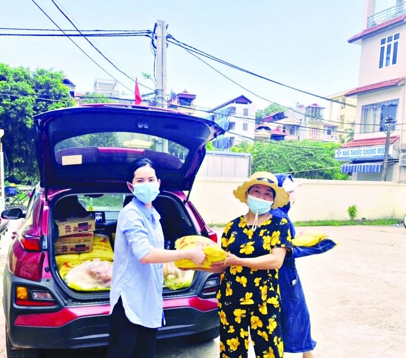 Chị Tạ Thị Hạnh (bên trái) trao quà hỗ trợ cho các gia đình khó khăn trong phường và các địa bàn lân cận
