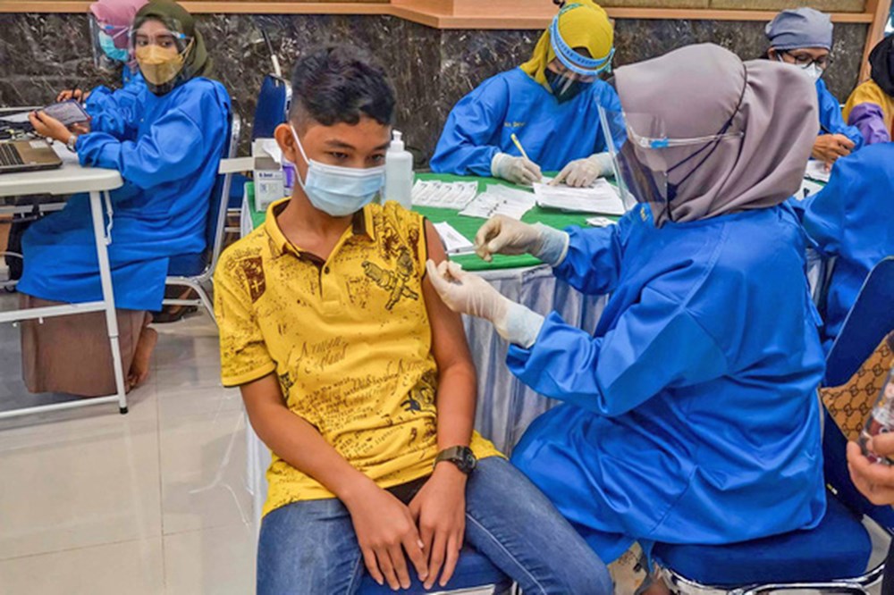 Một bé trai được tiêm vắc-xin Sinovac tại thành phố Pekanbaru, Indonesia (AFP)