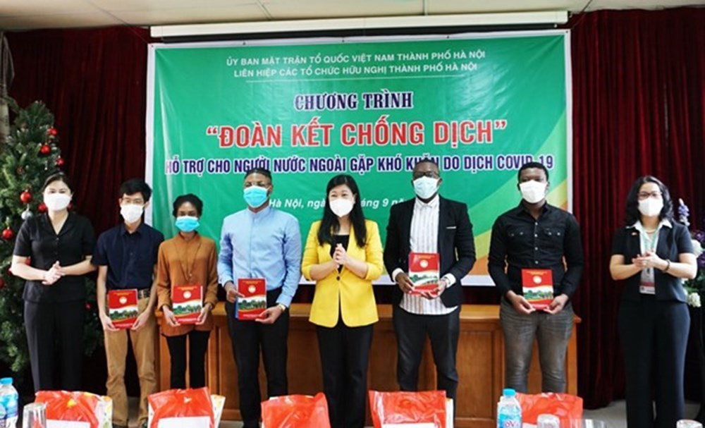 Đồng chí Nguyễn Lan Hương, Chủ tịch Ủy ban MTTQ Việt Nam TP Hà Nội, Chủ tịch Liên hiệp các tổ chức Hữu nghị TP Hà Nội (thứ 4 từ phải sang), trao quà hỗ trợ cho các em sinh viên nước ngoài