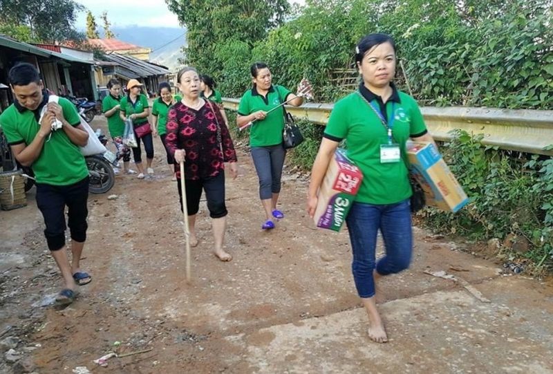 Chị Vũ Thị Hiếu (người đầu tiên bên phải) trong một chuyến đi làm từ thiện tại tỉnhYên Bái năm 2019
