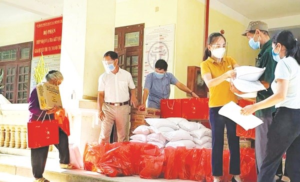 Hội LHPN huyện trao tặng 30 suất quà cho gia đình khó khăn tại xã Minh Châu
