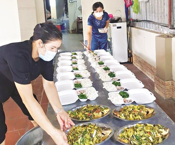 Chị em cán bộ hội viên phụ nữ Ba Vìtích cực tham gia và duy trì bếp ăn của phụ nữ để phục vụ hàng nghìn suất cơm yêu thương