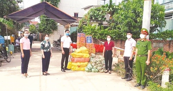 Hội LHPN huyện tham gia tặng quà chốt kiểm soát và nhu yếu phẩm cho người dân xã Cam Thượng.