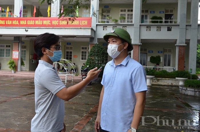 ông Lương Thành Trung - PCT UBND phường Gia Thụy trao đổi với phóng viên báo Phụ nữ Thủ đô