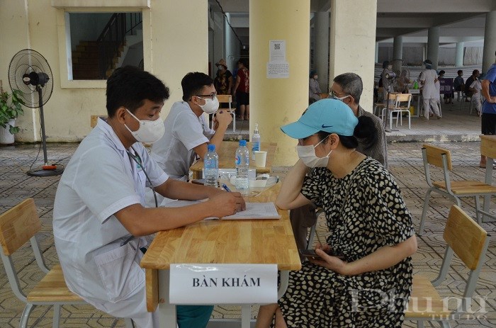 Đội ngũ bác sĩ đang khám, xét nghiệm cho người dân phường Ngọc Lâm