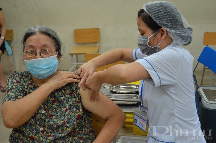 Các bác sĩ tỉnh Bắc Giang tiêm cho người dân phường Gia Thụy