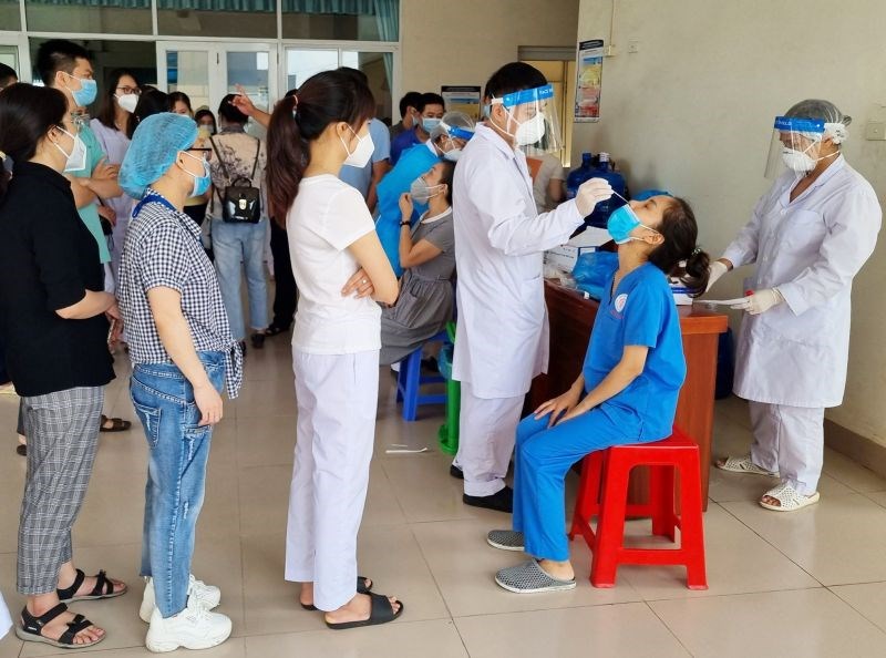 Các bác sĩ 11 tỉnh sẽ hỗ trợ Hà Nội xét nghiệm