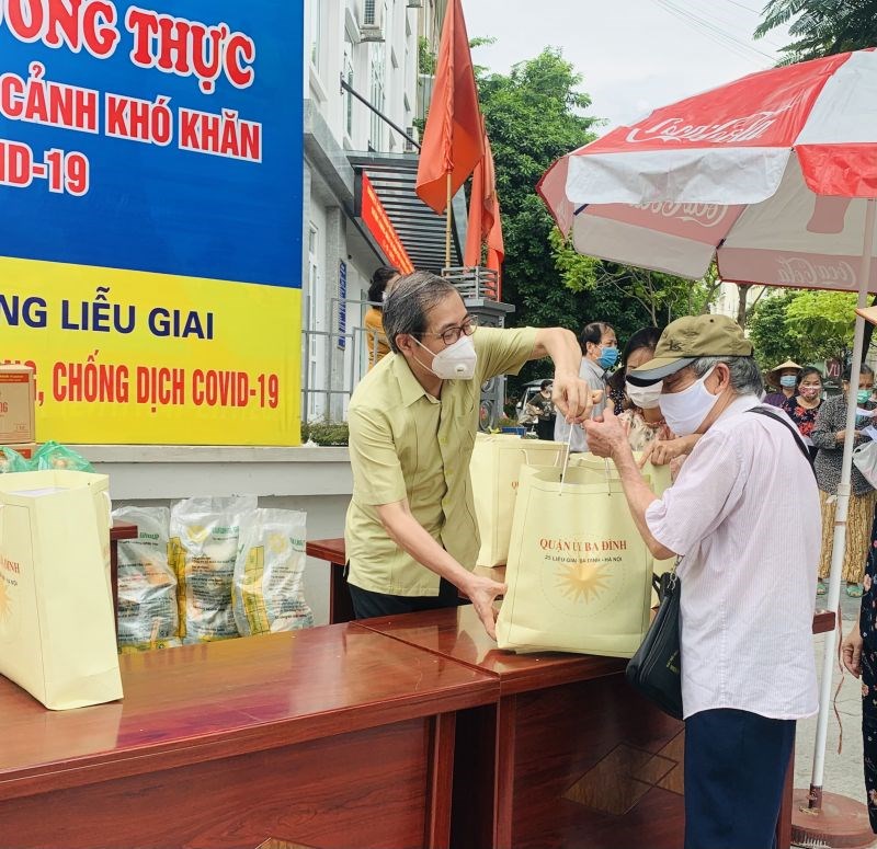 Lãnh đạo Quận uỷ Ba Đình tặng quà hỗ trợ người dân gặp khó khăn do tác động của dịch bệnh tại phường Liễu Giai