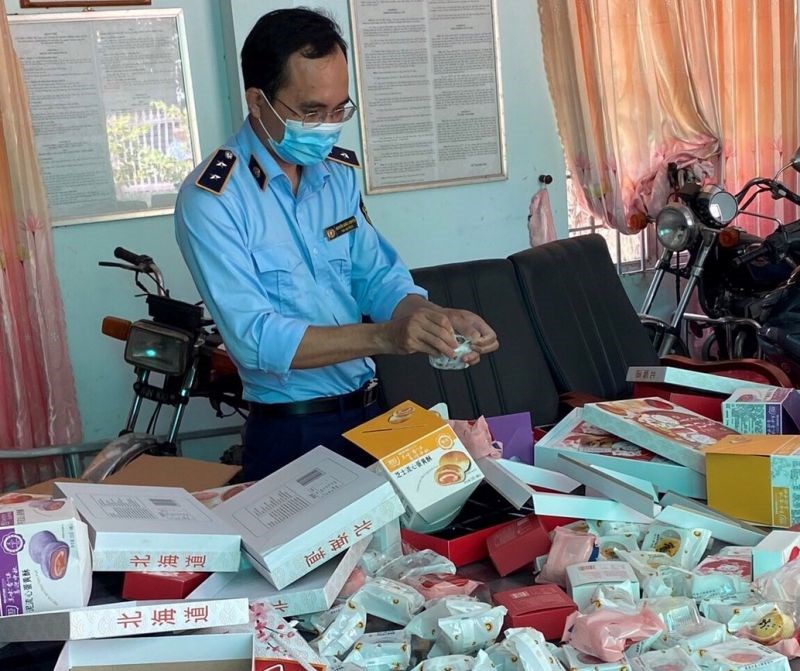 Lực lượng chức năng tỉnh Tây Ninh kiểm tra sản phẩm bánh Trung thu có dấu hiệu vi phạm