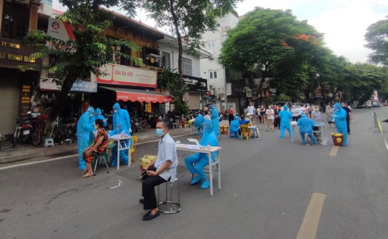 Quận Ba Đình lấy mẫu xét nghiệm cho các tiểu thương chợ Ngọc Hà