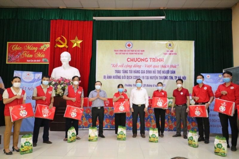 Hội Chữ thập đỏ thành phố Hà Nội phối hợp tổ chức chương trình trao tặng túi hàng gia đình hỗ trợ người dân bị ảnh hưởng bởi dịch Covid-19 tại  huyện Thường Tín