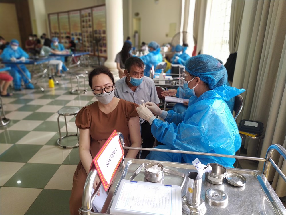 Người dân đến tiêm phòng Covid-19 tại trung tâm văn hoá huyện Thanh Trì