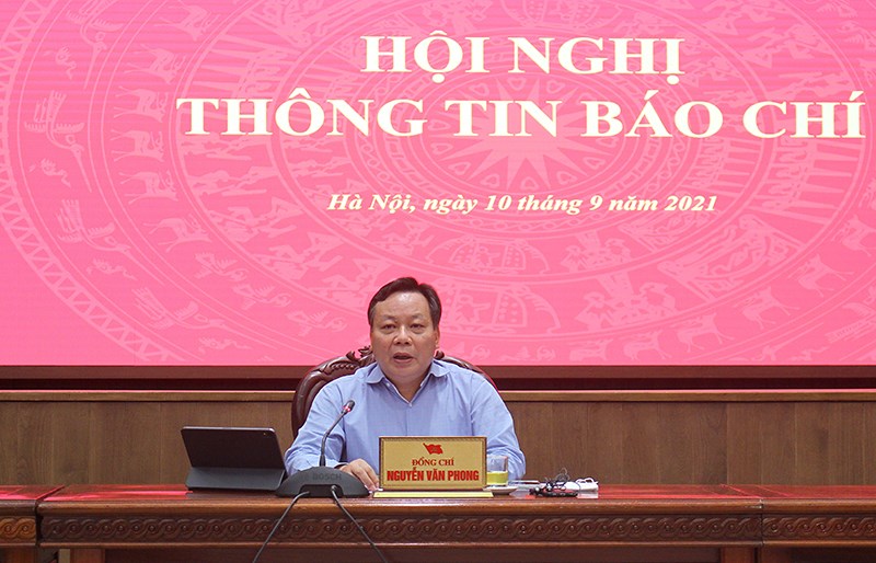 Phó Bí thư Thành uỷ Hà Nội Nguyễn Văn Phong thông tin tại hội nghị.