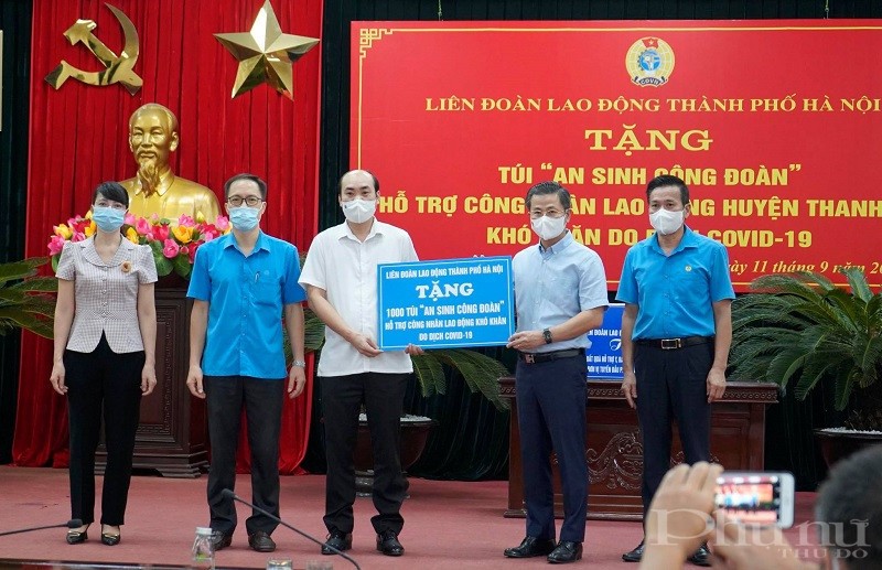 Chủ tịch LĐLĐ Thành phố Hà Nội Nguyễn Phi Thường (thứ 2 từ trái sang) trao 1.000 Túi An sinh Công đoàn được hỗ trợ cho người lao động khó khăn ảnh hưởng dịch bệnh COVID-19