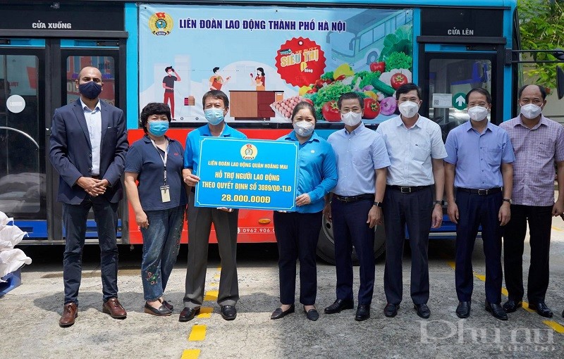 Ông Chandan Singh – Tổng giám đốc Công ty (thứ nhất bên trái) cùng Công đoàn Công ty nhận hỗ trợ bữa ăn cho người động thực hiện “3 tại chỗ”.