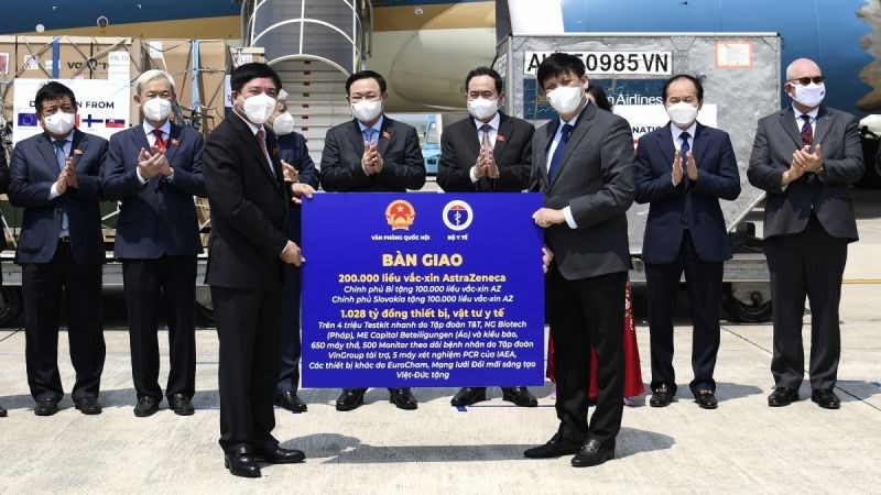 Chủ tịch Quốc hội Vương Đình Huệ chứng kiến lễ bàn giao vaccine, thiết bị, vật tư y tế và kinh phí ủng hộ nhận được trong chuyến công tác tại Châu Âu của Đoàn đại biểu cấp cao Quốc hội Việt Nam, tại sân bay Nội Bài