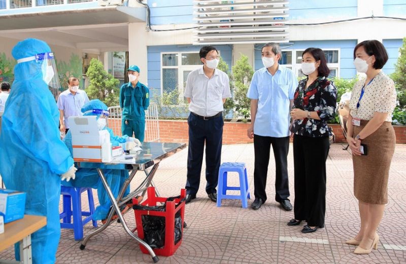 Phó Bí thư Thường trực Thành ủy Hà Nội Nguyễn Thị Tuyến thăm hỏi, động viên lực lượng y tế phục vụ công tác tiêm vắc xin phòng Covid-19 tại Trường Trung học cơ sở Ba Đình (quận Ba Đình).